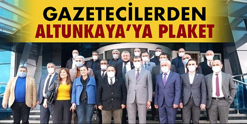 Gazetecilerden Altunkayaya plaket