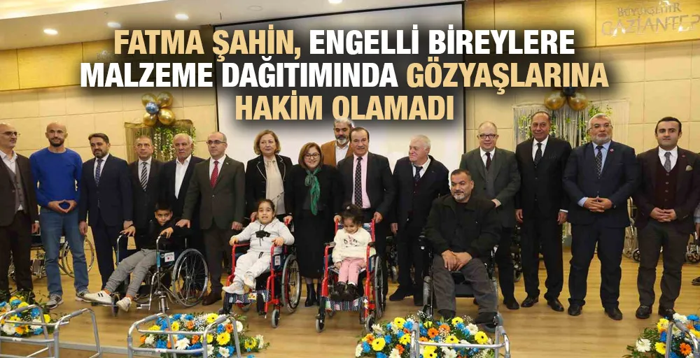 Fatma Şahin, engelli bireylere malzeme dağıtımında gözyaşlarına hakim olamadı