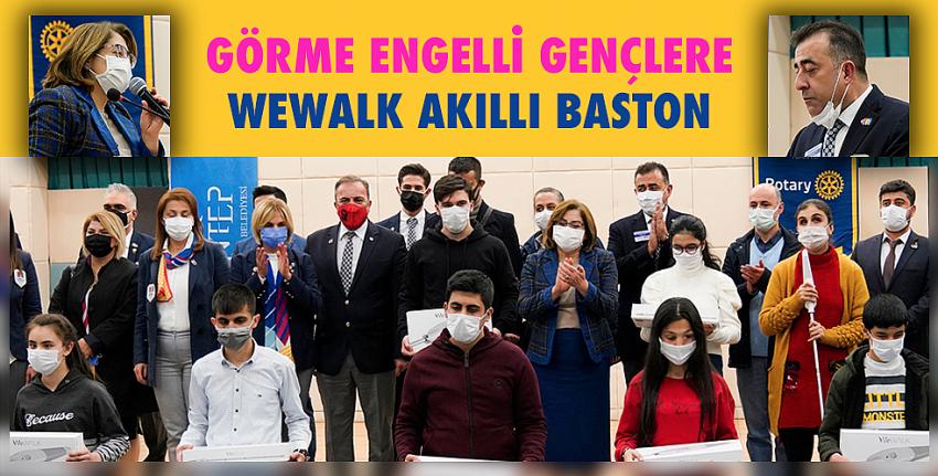 Görme engelli gençlere WeWalk akıllı baston