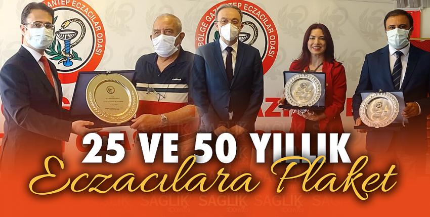 25 ve 50 yıllık Eczacılara plaket