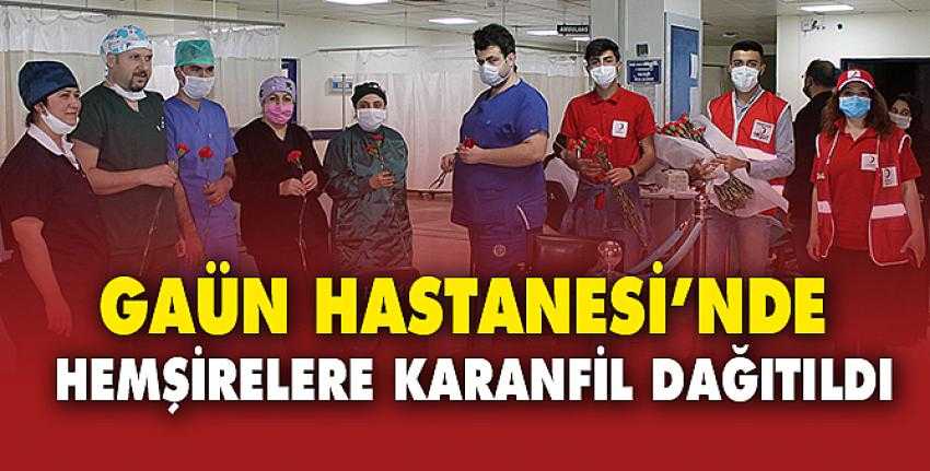 Gaün Hastanesi’nde Hemşirelere Karanfil Dağıtıldı