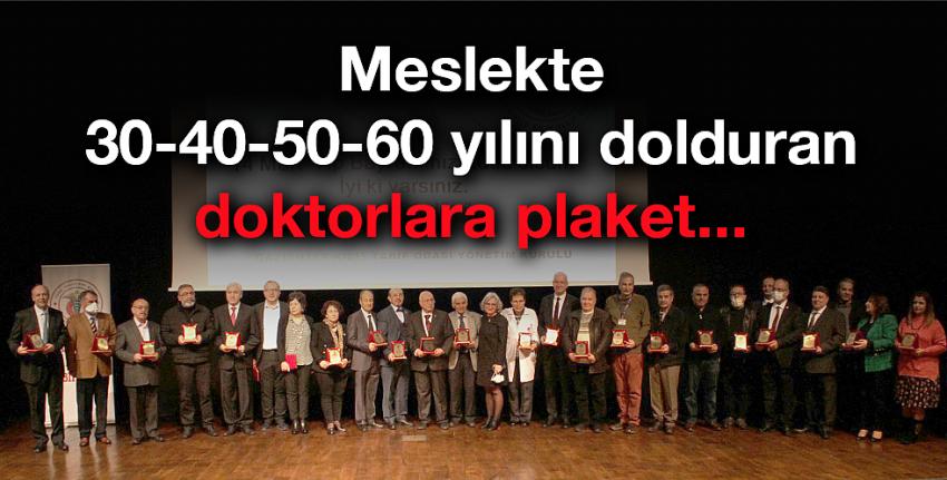 Meslekte 30-40-50-60 yılını dolduran doktorlara plaket...