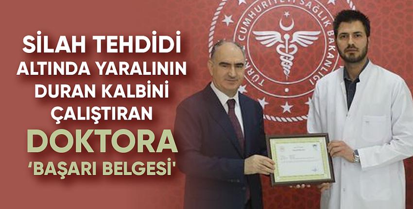 Silah tehdidi altında yaralının duran kalbini çalıştıran doktora 